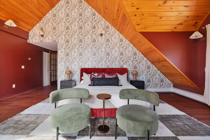 Queen Room (Shared Bath)