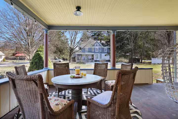 Premium King Suite (Private Bath)