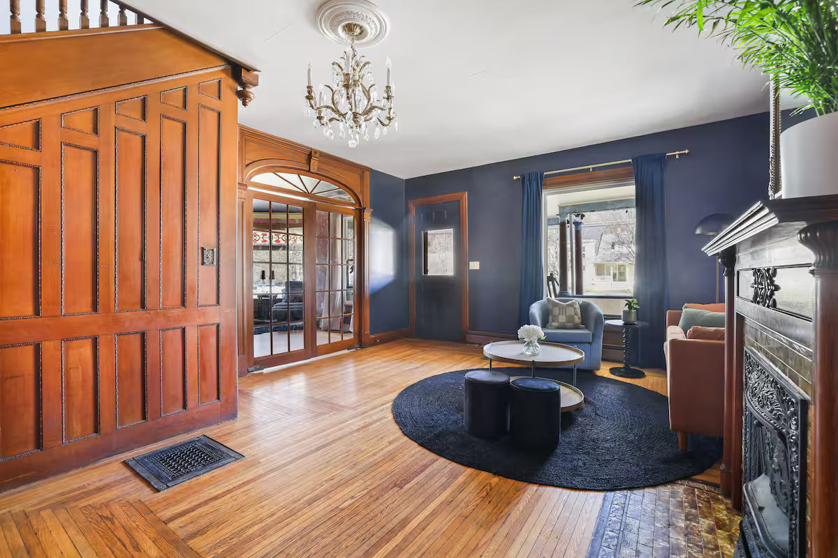 Premium King Suite (Private Bath)