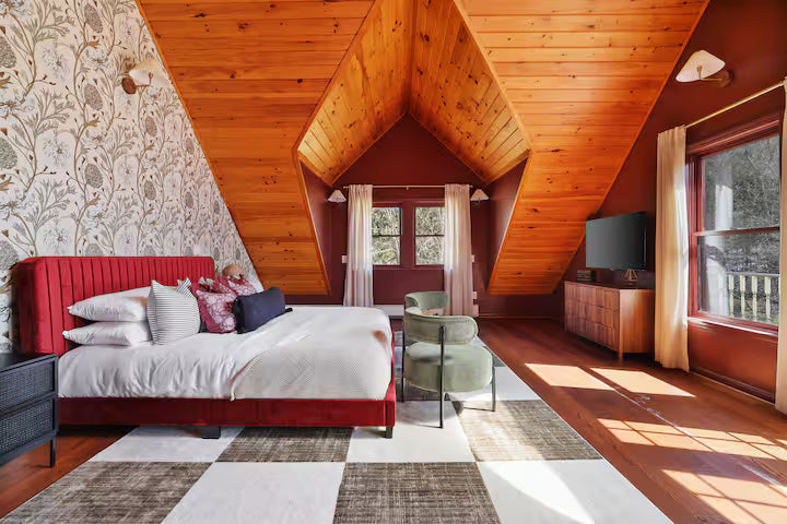 Premium King Suite (Private Bath)