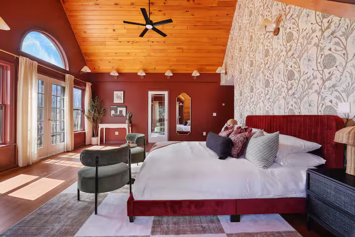 Premium King Suite (Private Bath)