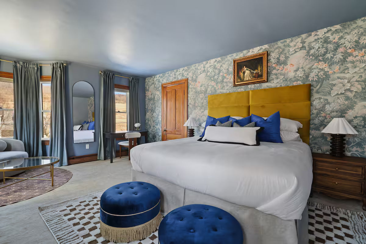 Premium King Suite (Private Bath)