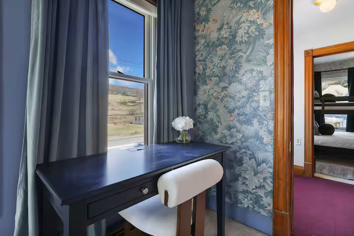 Premium King Suite (Private Bath)