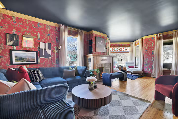 Premium King Suite (Private Bath)