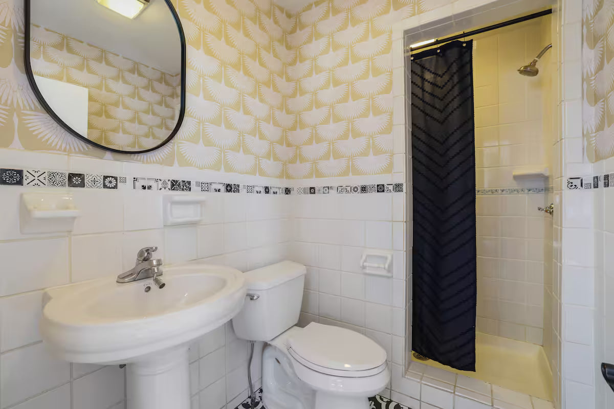 Premium King Suite (Private Bath)