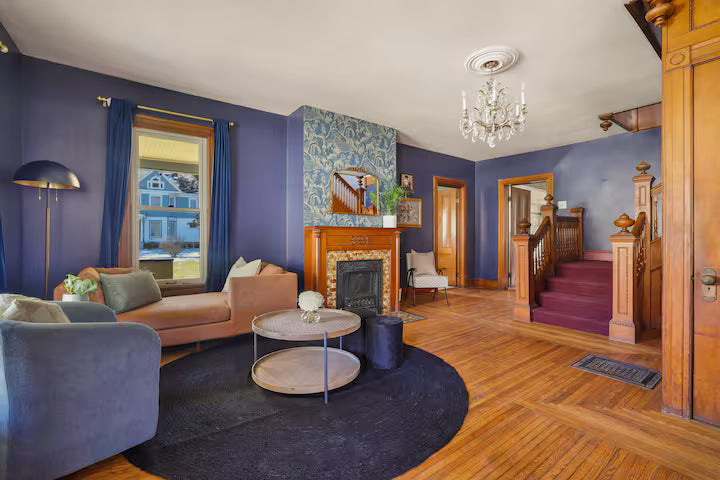 Premium King Suite (Private Bath)