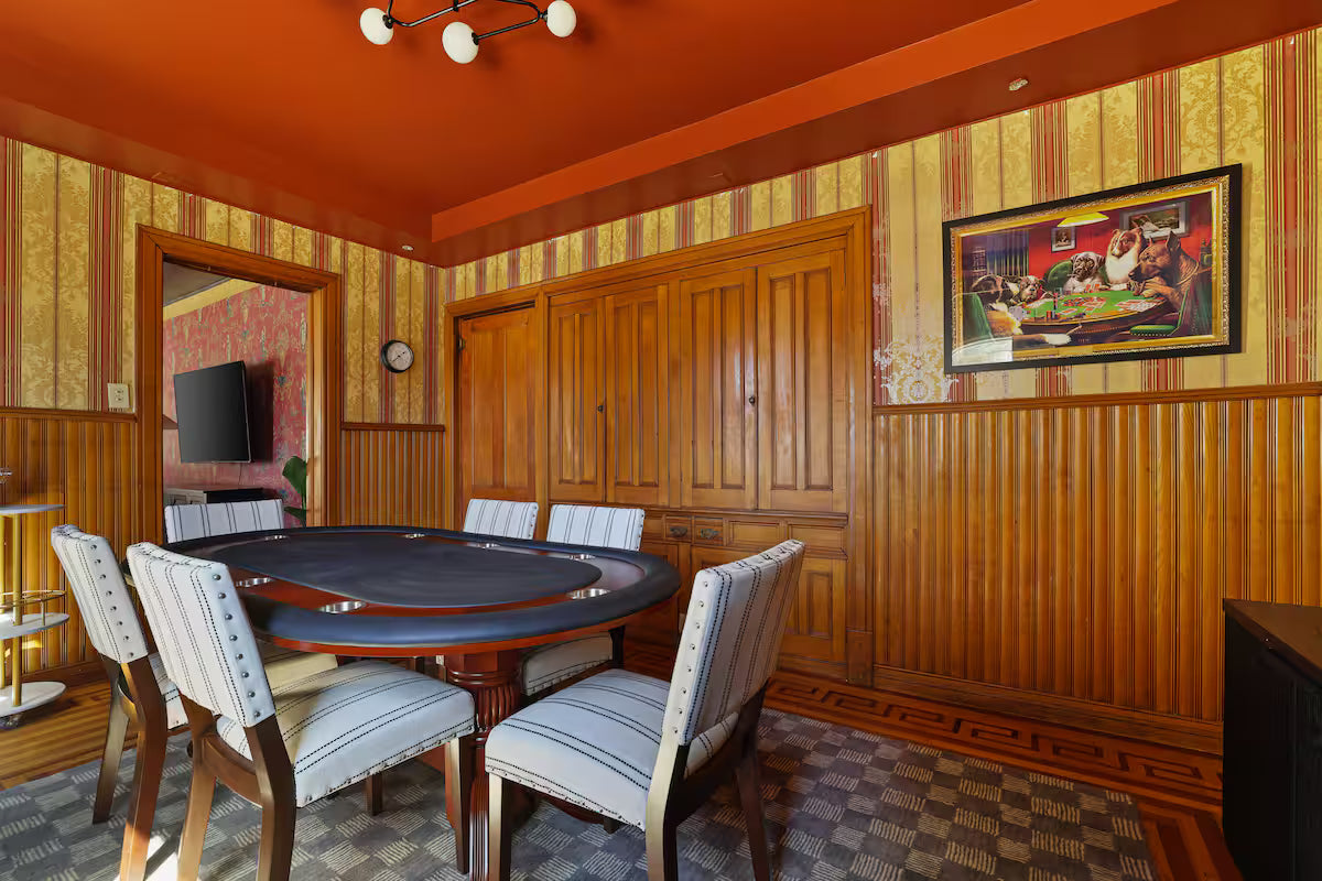 Premium King Suite (Private Bath)