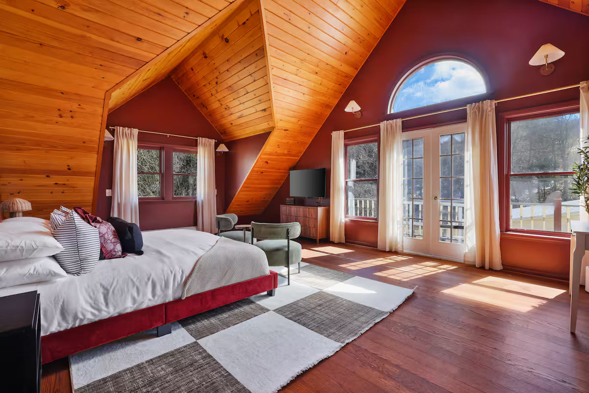 Premium King Suite (Private Bath)