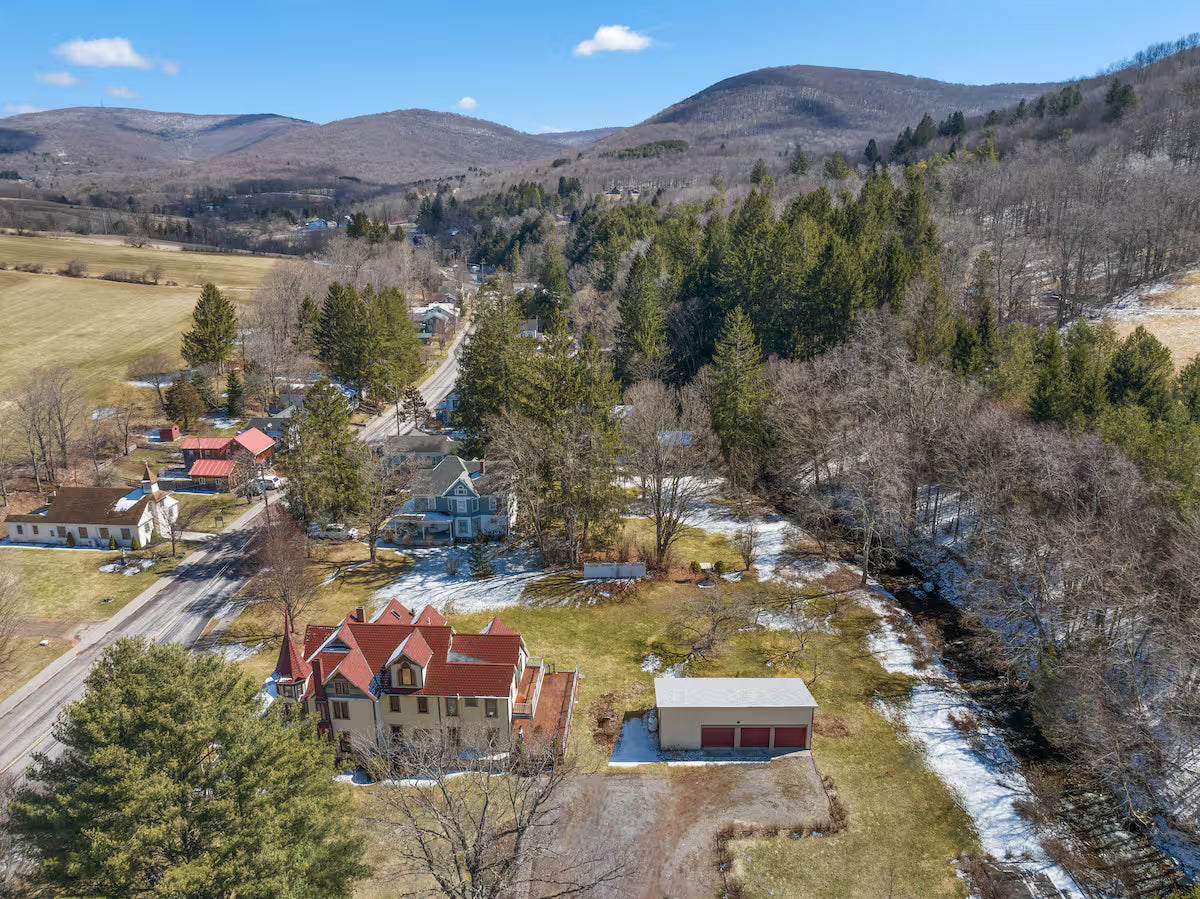Premium King Suite (Private Bath)