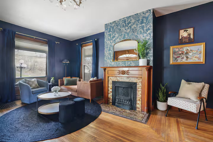 Premium King Suite (Private Bath)