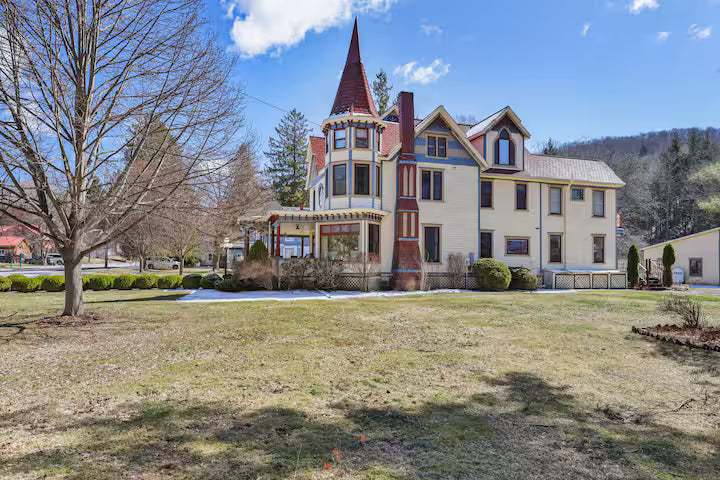 Premium King Suite (Private Bath)