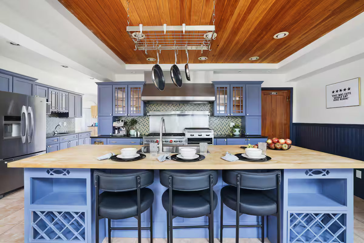 Premium King Suite (Private Bath)