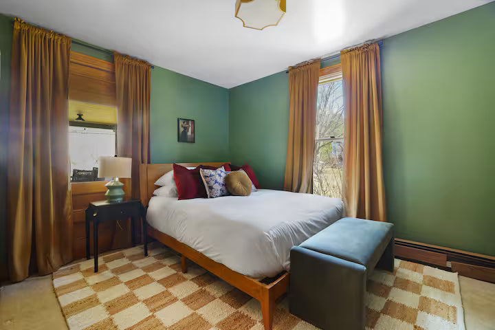 Premium King Suite (Private Bath)