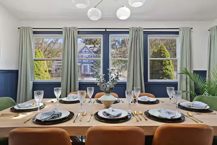 Premium King Suite (Private Bath)