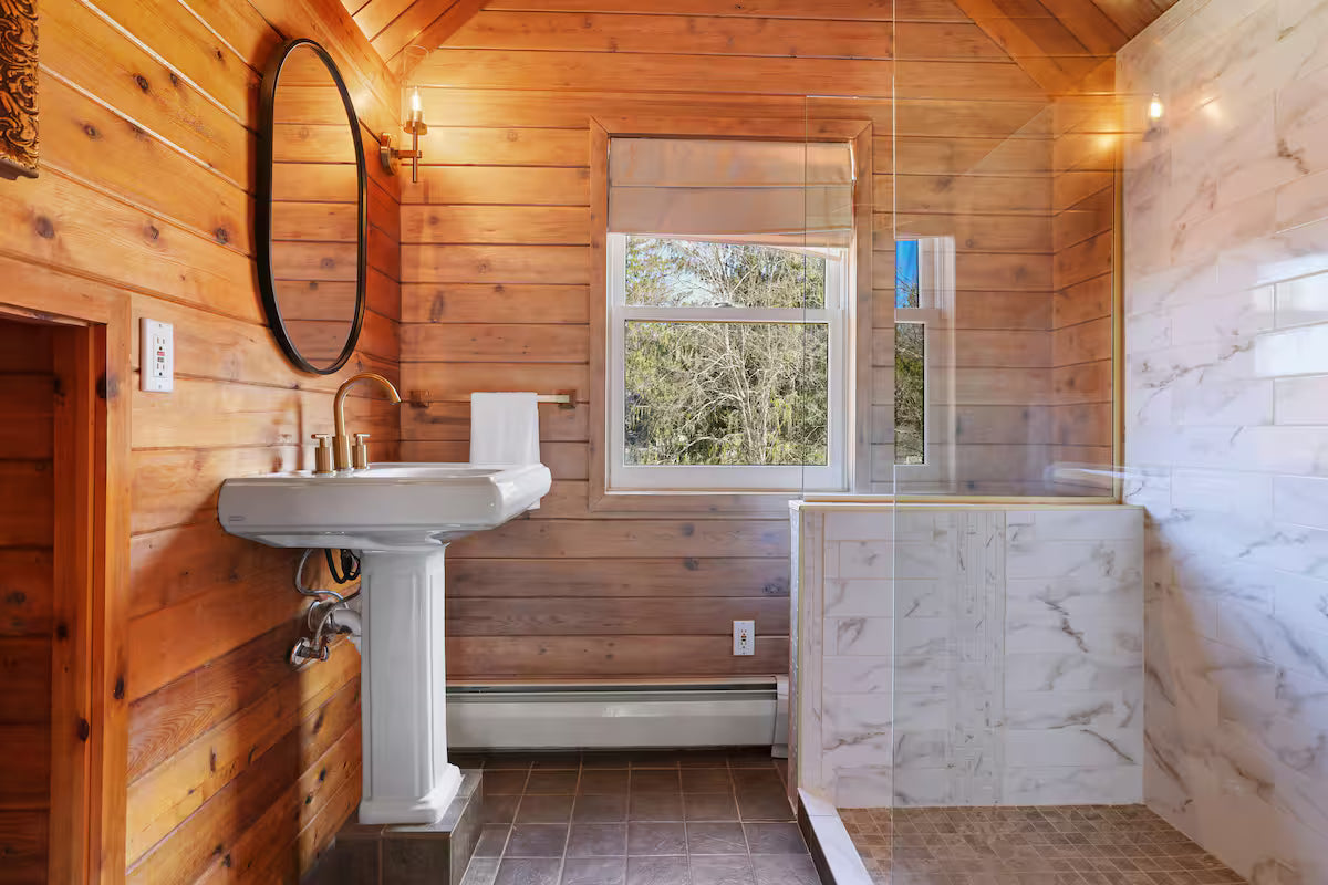 Premium King Suite (Private Bath)