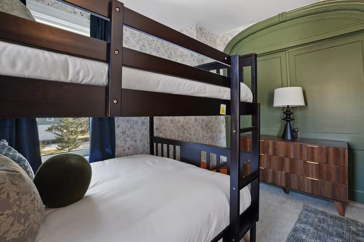 Premium King Suite (Private Bath)