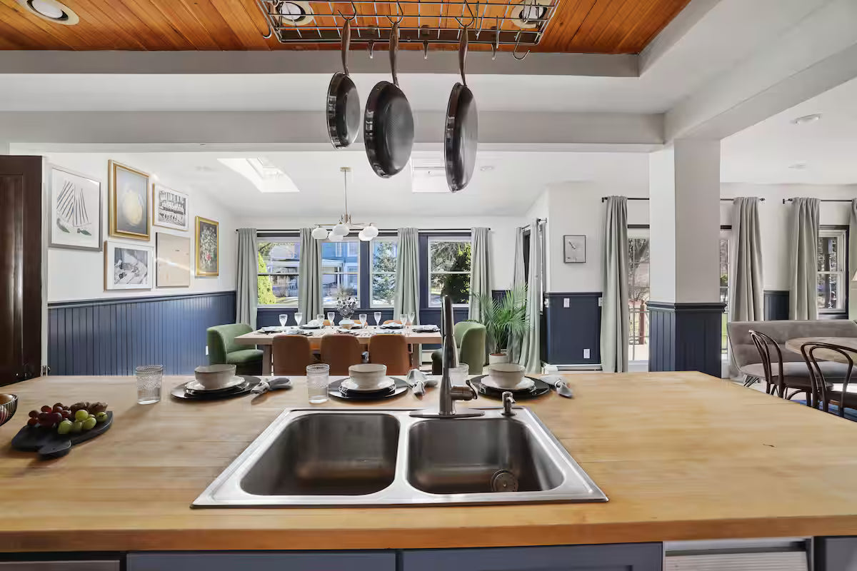 Premium King Suite (Private Bath)