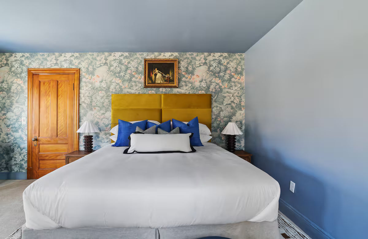 Premium King Suite (Private Bath)