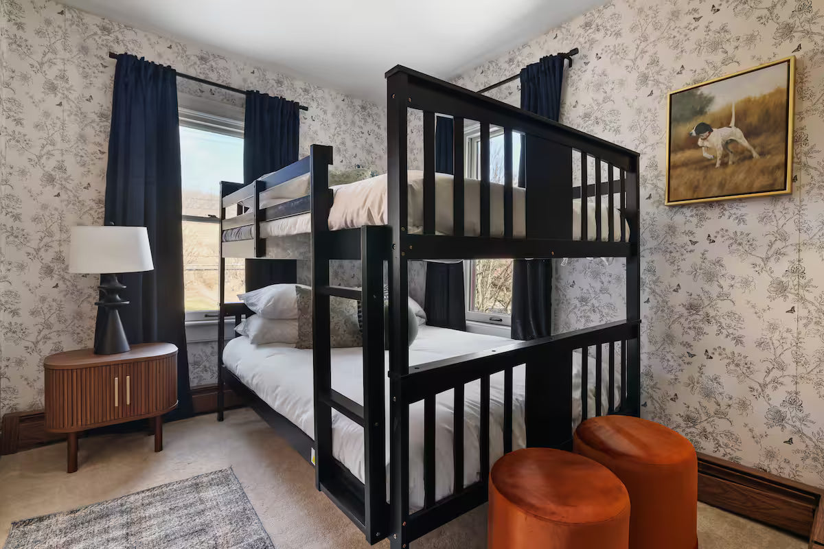 Premium King Suite (Private Bath)