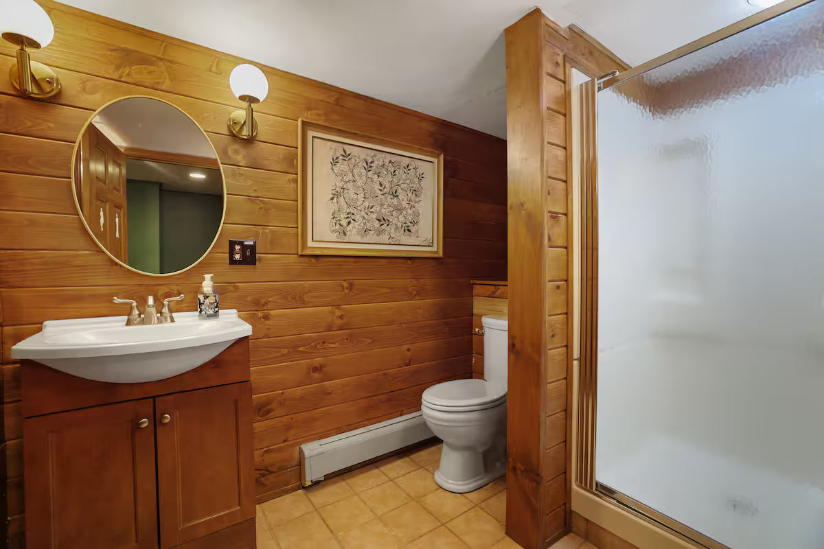 Premium King Suite (Private Bath)
