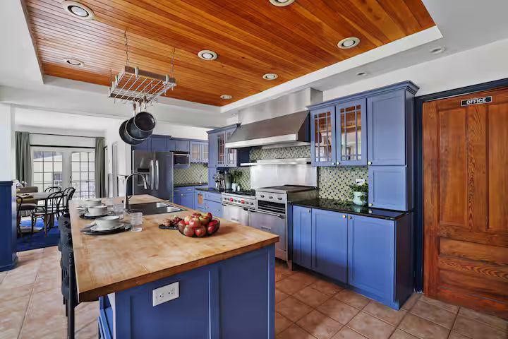 Premium King Suite (Private Bath)