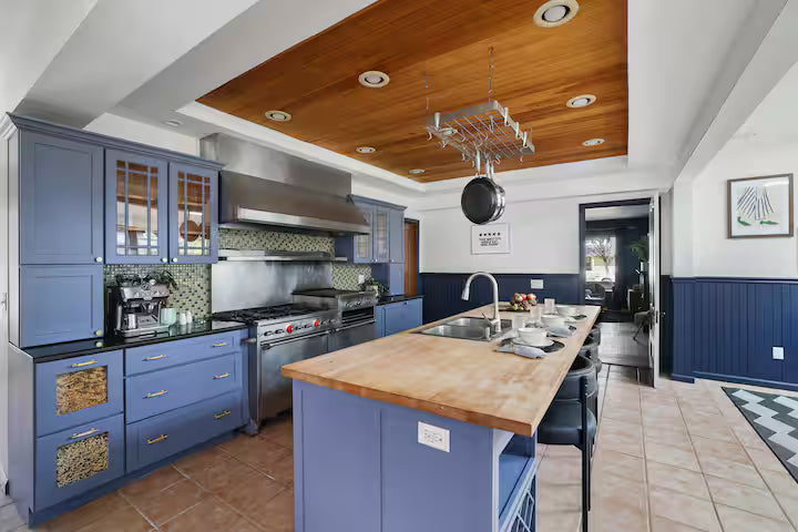 Premium King Suite (Private Bath)