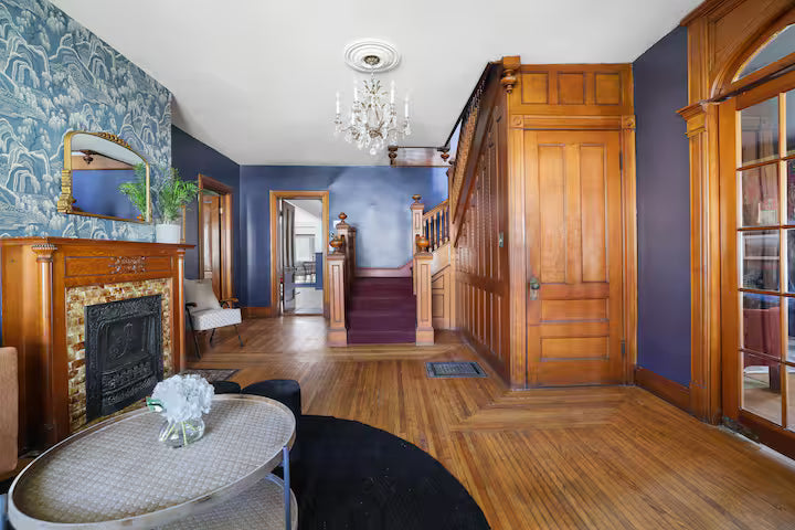 Premium King Suite (Private Bath)