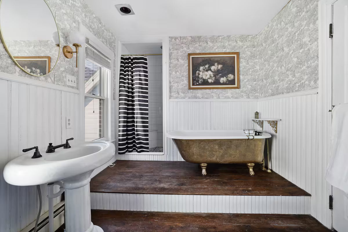 Premium King Suite (Private Bath)