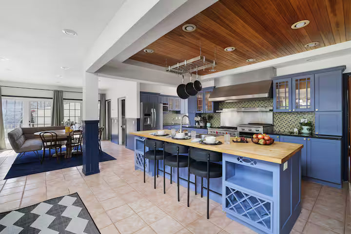 Premium King Suite (Private Bath)