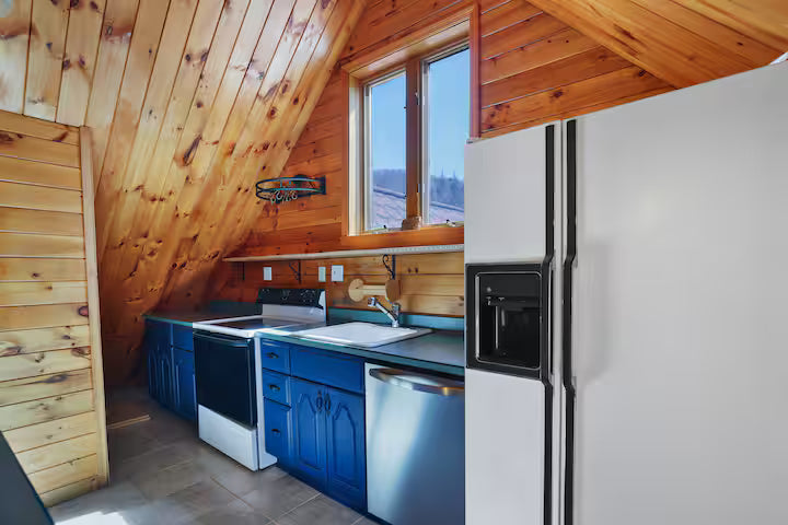 Premium King Suite (Private Bath)