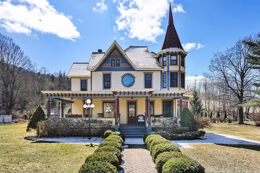 Queen Room (Shared Bath)