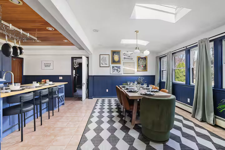 Premium King Suite (Private Bath)