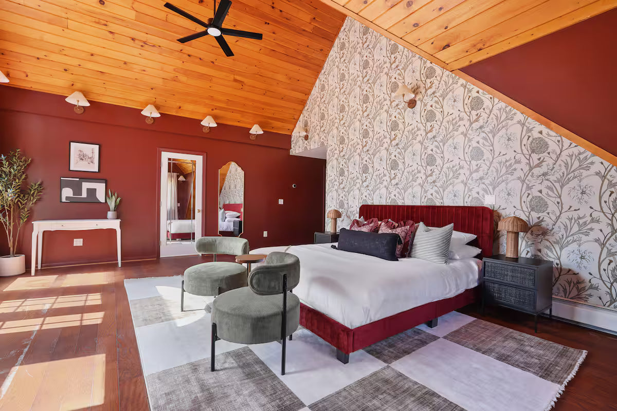 Premium King Suite (Private Bath)