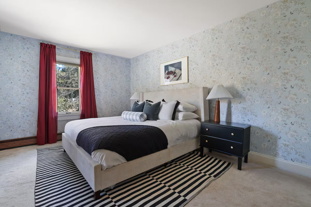 Premium King Suite (Private Bath)