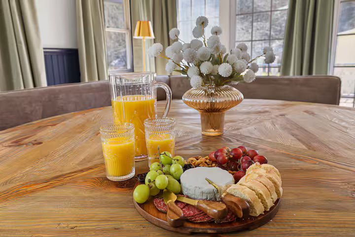 Premium King Suite (Private Bath)