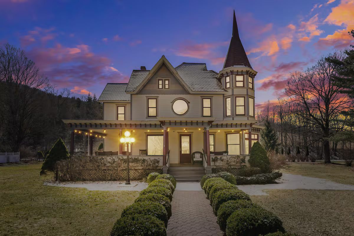Premium King Suite (Private Bath)