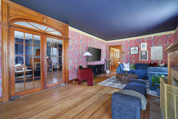 Premium King Suite (Private Bath)