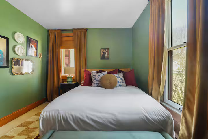 Premium King Suite (Private Bath)