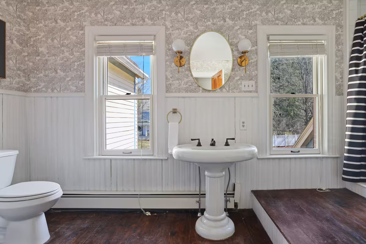 Premium King Suite (Private Bath)