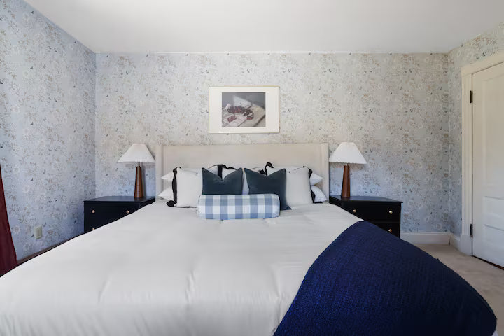 Premium King Suite (Private Bath)