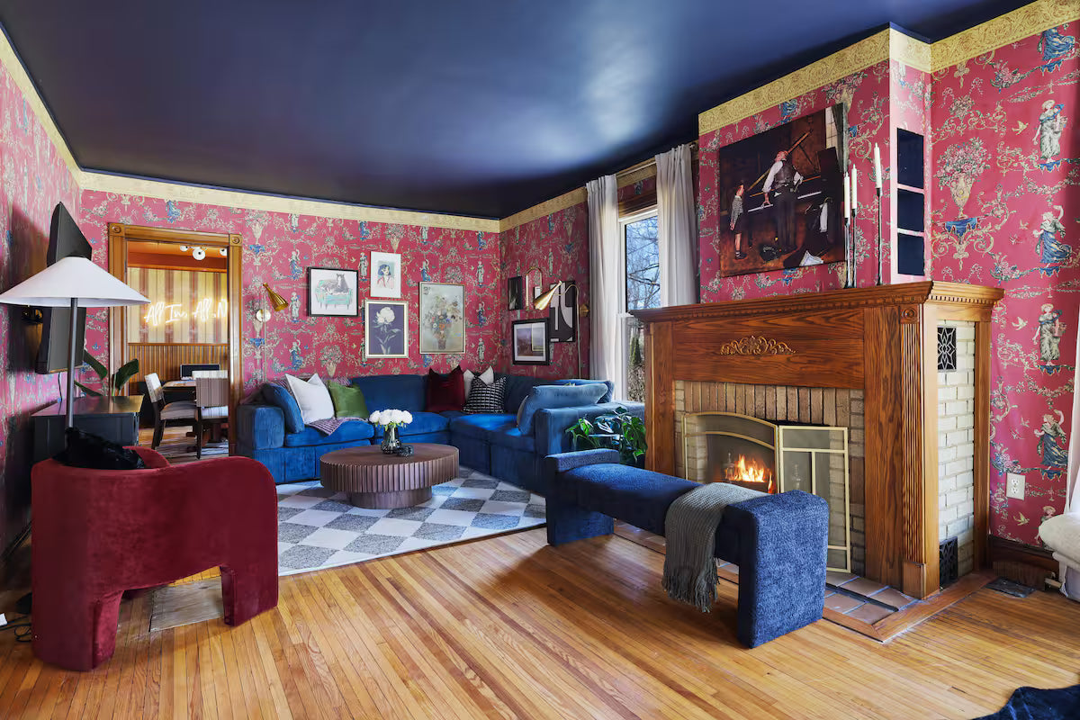 Premium King Suite (Private Bath)